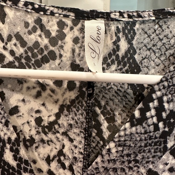 Snake skin pattern blouse - Picture 2 of 4